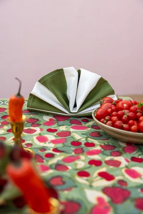 linge-maison-artisanal-rouge-vert linge maison artisanal nappe vert rouge et serviette aela verte et blanche