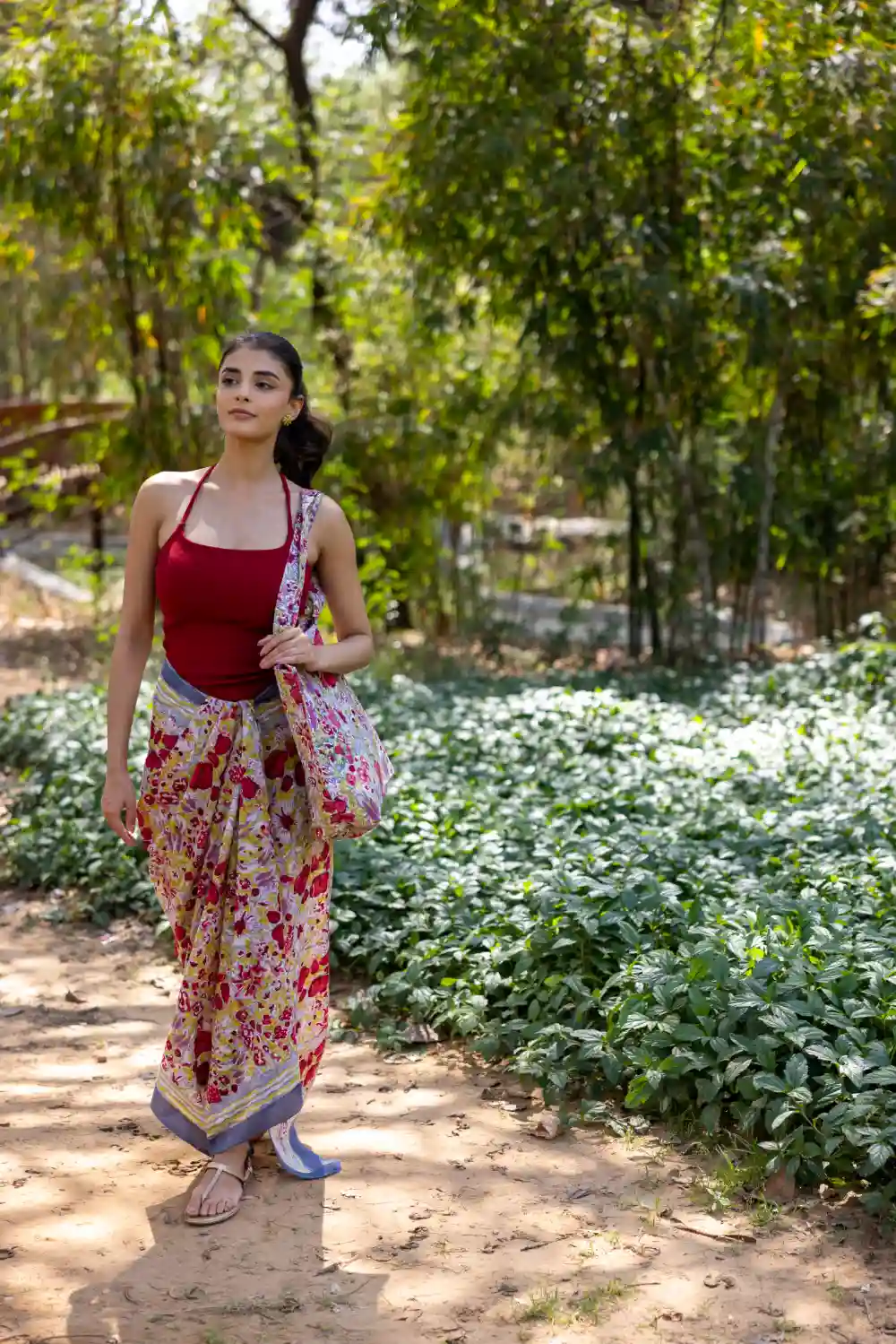 femme en paréo et sac de marché collection jardin
